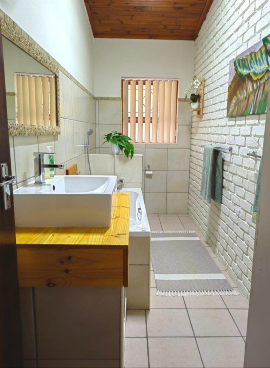 3 Bedroom Property for Sale in Wavecrest Eastern Cape